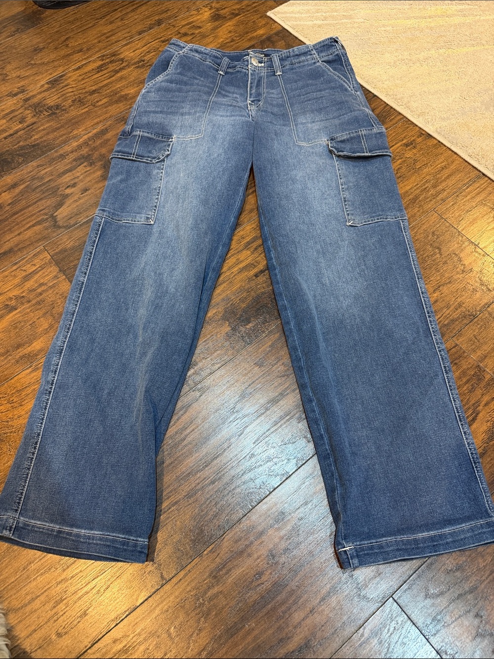 True Religion wide leg Cargo‎ Jeans Medium Wash Utility
Style, Size 28 by 31 EUC